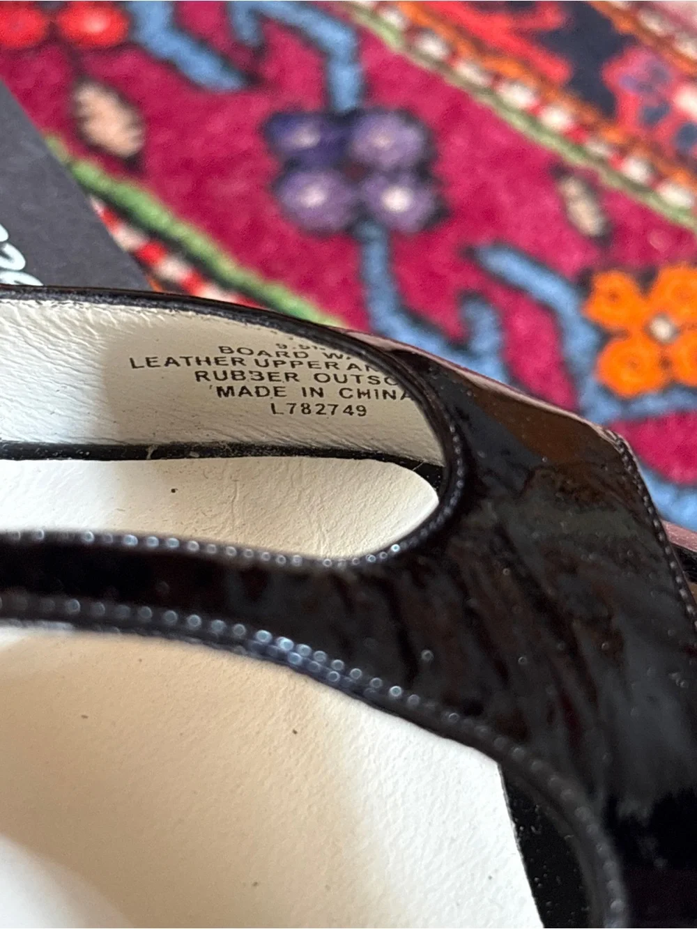 Sz 9.5 Kenneth Cole New York patent leather t strap open toe platform sandel